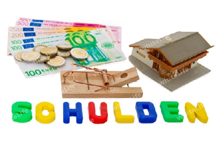 Modellhaus mit Schriftzug Schulden auf hellem Hintergrund