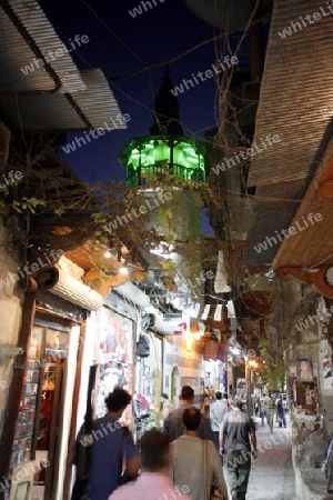 Eine Gasse mit Geschaeften im Souq in der Altstadt der Syrischen Hauptstadt Damaskus