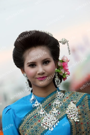 Eine traditionelle Tanz Gruppe zeigt sich an der Festparade beim Bun Bang Fai oder Rocket Festival in Yasothon im Isan im Nordosten von Thailand. 