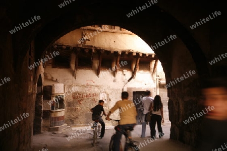 Eine Gasse mit Geschaeften im Souq in der Altstadt der Syrischen Hauptstadt Damaskus