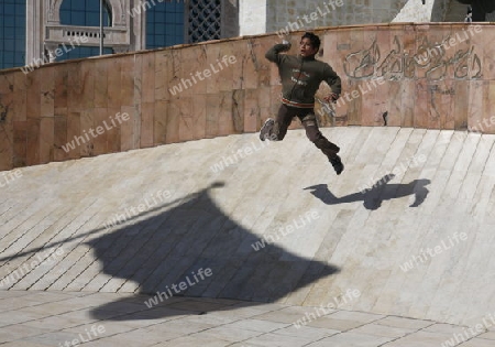 Afrika, Nordafrika, Tunesien, Tunis
Junge Handballer spielen auf dem Place de la Kasbah bei der Medina oder  Altstadt der Tunesischen Hauptstadt Tunis. 






