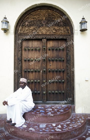 Eine Holztuer in der Altstadt in Stone Town der Hauptstadt der Insel Zanzibar im Indischen Ozean in Tansania in Afrika.