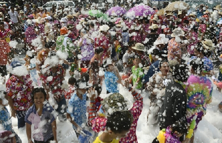 Das Songkran Fest oder Wasserfest zum Thailaendischen Neujahr ist im vollem Gange in Ayutthaya noerdlich von Bangkok in Thailand in Suedostasien.  