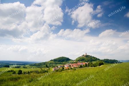 Landschaft mit Leuchtenburg