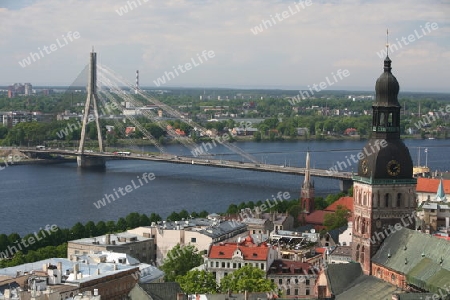 Die Altstadt mit der Vansu Bruecke und dem Dom sowie dem Fluss Daugava aus Sicht der Aussichtsterasse des Sozialistischen Hochhaus Akademie der Wissenschaften im Stadtteil Little Moskow in Riga, Lettland  