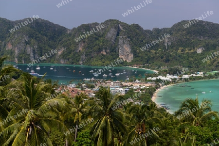 The view from the Viewpoint on the Town of Ko PhiPhi on Ko Phi Phi Island outside of the City of Krabi on the Andaman Sea in the south of Thailand. 