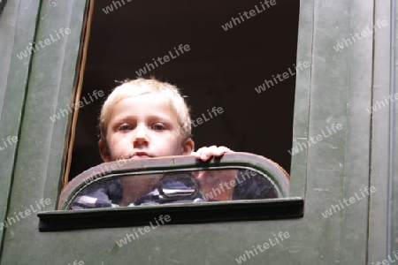 Junge schaut aus Eisebahnfenster