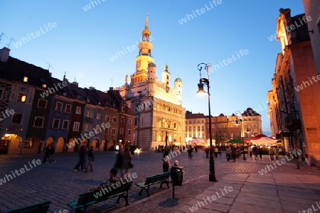 Der Rathausturm auf dem Stray Rynek Platz  in der Altstadt von Poznan im westen von Polen