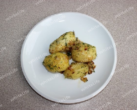 Neue Kartoffeln mit Zwiebeln und Dill