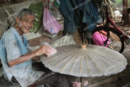 Die traditionelle Papierschirm Produktion in Chiang Mai im  Norden von Thailand. 