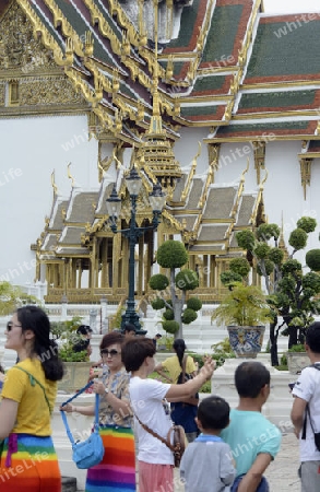 Chinesische Touristen in der Tempelanlage des Wat Phra Kaew in der Hauptstadt Bangkok von Thailand in Suedostasien.