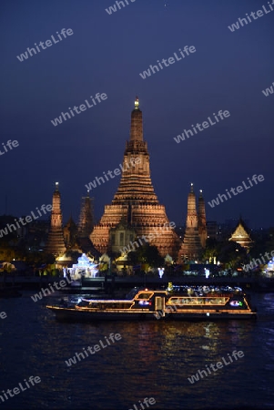 Die Tempelanlage des Wat Arun am Mae Nam Chao Phraya River in der Hauptstadt Bangkok von Thailand in Suedostasien.