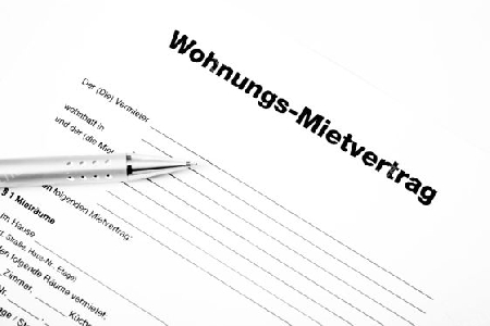 Mietvertrag mit einem Stift zum Unterschreiben