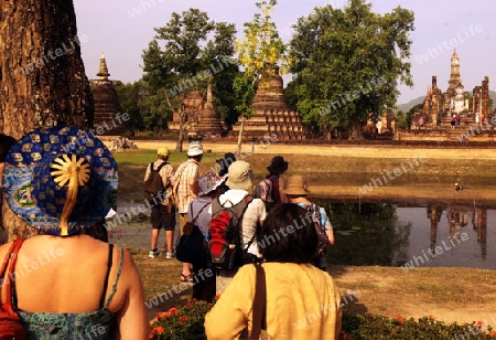 Eine Buddha Figur  im Wat Mahathat Tempel in der Tempelanlage von Alt-Sukhothai in der Provinz Sukhothai im Norden von Thailand in Suedostasien.