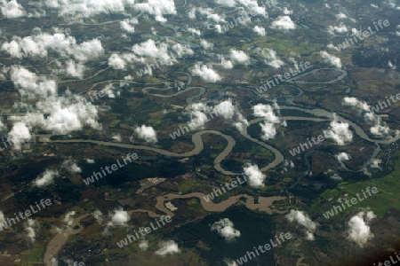 Die Landschaft rund um die Provinz Yasothon und Ubon Rachathani im Isan beim Anflug von Chiang mai nach Ubon im Nordosten von Thailand. 