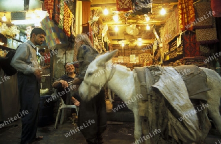 Der Souq oder Markt in der Medina der Altstadt von Aleppo im Norden von Syrien im Nahen Osten.