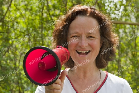 Frau mit Megafon- Outdoor