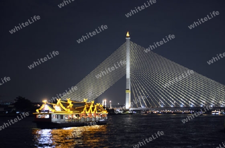 Die Saphan Phra Rama 8 Bruecke am Mae Nam Chao Phraya in der Hauptstadt Bangkok von Thailand in Suedostasien.