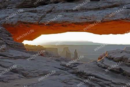 "Mesa Arch" bei Sonnenaufgang, Canyonlands Nationalpark, Utah, USA