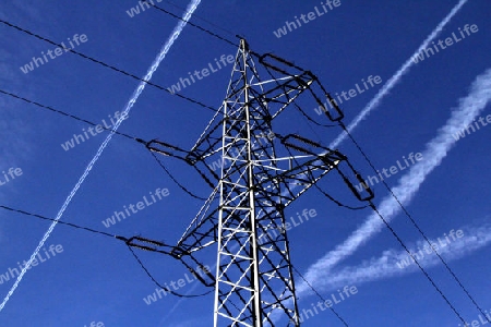 HOCHSPANNUNG MIT BLAUEM HIMMEL Nr1