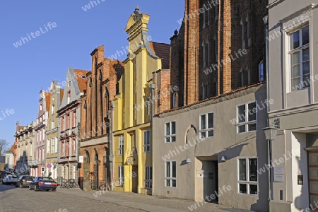 Strasse mit historisch sanierten H?usern in der Altstadt,  Stralsund , Unesco Weltkulturerbe, Mecklenburg Vorpommern, Deutschland, Europa , oeffentlicher Grund