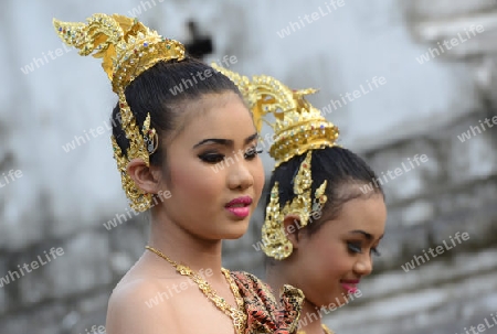 Taenzerinnen bei einem traditionellen Tanz im Santichaiprakan Park am Mae Nam Chao Phraya in der Hauptstadt Bangkok von Thailand in Suedostasien.