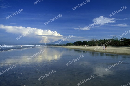 Ein Strand an der Kuta Beach in der Kuta Bay im Sueden von Bali auf der Insel Bali in Indonesien.