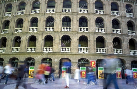 Die Aussenfasade des Stierkampfstadion mit dem Plaza de Toros in der Innenstadt von Valencia in der Abenddaemmerung