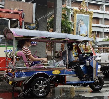 Ein Bild des Thailaendischen Koenig Bhumibol in den Strassen von Bangkok , der Hauptstadt von Thailand in Suedostasien, 