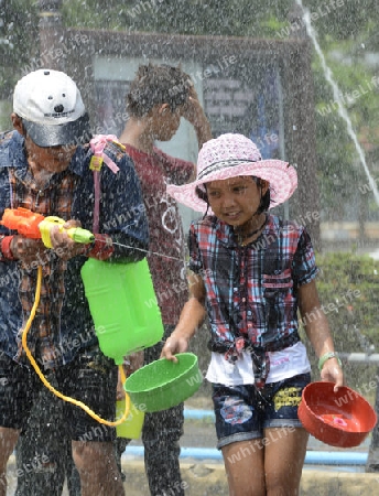 Das Songkran Fest oder Wasserfest zum Thailaendischen Neujahr ist im vollem Gange in Ayutthaya noerdlich von Bangkok in Thailand in Suedostasien.  