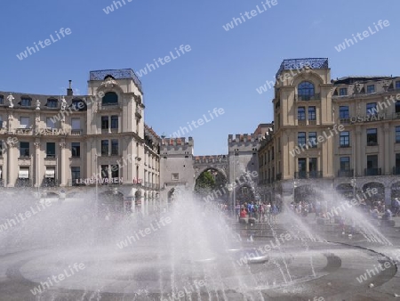 M?nchen - Stachus Springbrunnen mit Karlstor