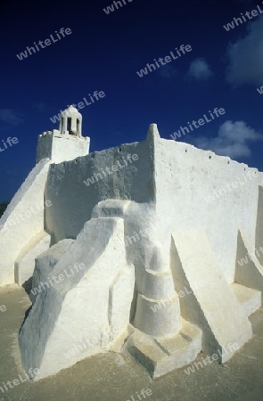 Eine traditionelle Moschee auf der Insel Djerba am Mittelmeer im sueden von Tunesien in Nordafrika.