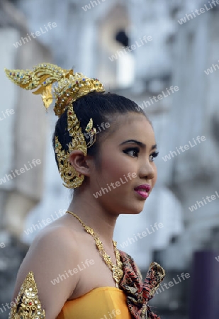 Taenzerinnen bei einem traditionellen Tanz im Santichaiprakan Park am Mae Nam Chao Phraya in der Hauptstadt Bangkok von Thailand in Suedostasien.