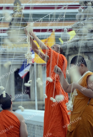 Moenche bei den Vorbereitungen auf die Neujahrsnacht Feier in der Tempelanlage des Wat Pho in der Hauptstadt Bangkok von Thailand in Suedostasien.