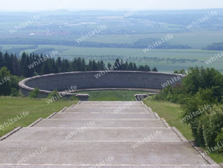 Buchenwald Grab unterm Denkmal