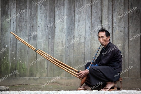 Eim Mann miteinem traditionellen Musikinstrument in der Bergregion beim Dorf Muang Phou Khoun an der Nationalstrasse 13 zwischen Vang Vieng und Luang Prabang in Zentrallaos von Laos in Suedostasien