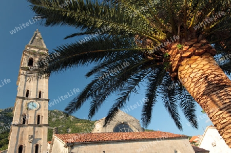 Das Dorf Persat in der Bucht von Kotor am Mittelmeer in Montenegro im Balkan in Europa.