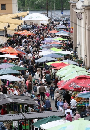 Der Zentralmarkt in den vier ehemaligen Zeppelinhallen im Stadtteil "klein Moskau" am rande der Altstadt von Riga der Hauptstadt von Lettland