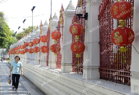 Die Tempelanlage des Wat Arun am Mae Nam Chao Phraya River in der Hauptstadt Bangkok von Thailand in Suedostasien.