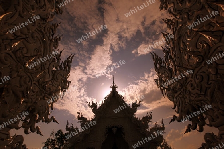 Der Tempel Wat Rong Khun 12 Km suedlich von Chiang Rai in der Provinz chiang Rai im Norden von Thailand in Suedostasien.