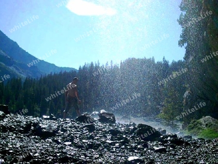 Junger Mann mit Wasserfall