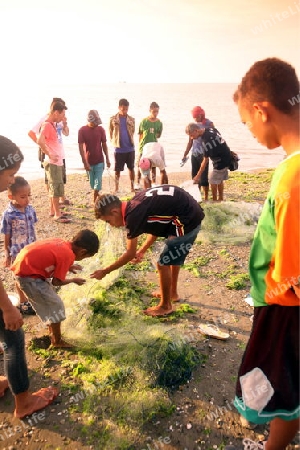 Fischer am Stadtstrand von Dili der Hauptstadt von Ost Timor auf der in zwei getrennten Insel Timor in Asien.  