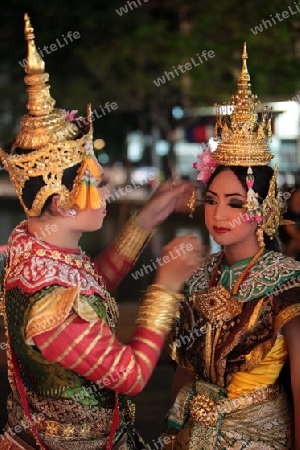 Traditionelle Taenzerinnen tanzen in einem Park in Chiang Mai im Norden von Thailand. 