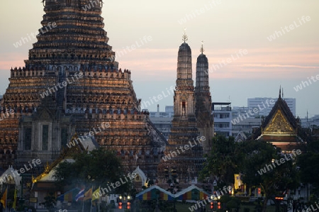 Die Tempelanlage des Wat Arun am Mae Nam Chao Phraya River in der Hauptstadt Bangkok von Thailand in Suedostasien.