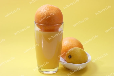 Orangensaft mit Glas auf hellem Hintergrund