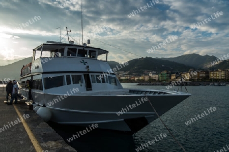 Ankunft eines Bootes in Salerno, Hafen