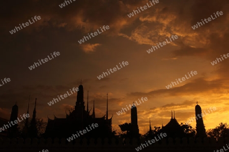 Das Tempelgelaende in der Abendstimmung mit dem Wat Phra Keo beim Koenigspalast im Historischen Zentrum der Hauptstadt Bangkok in Thailand. 