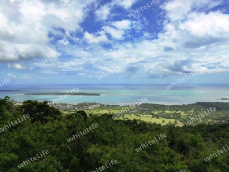 Grüne Landschaft am blauen Ozean, Mauritius