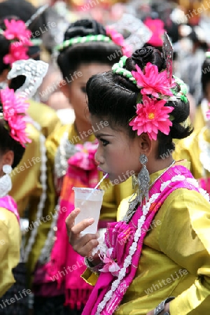 Menschen an der Festparade beim Bun Bang Fai oder Rocket Festival in Yasothon im Isan im Nordosten von Thailand. 