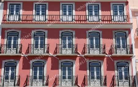 Eine Fassade in einer Gasse in der Innenstadt der Hauptstadt Lissabon in Portugal.    